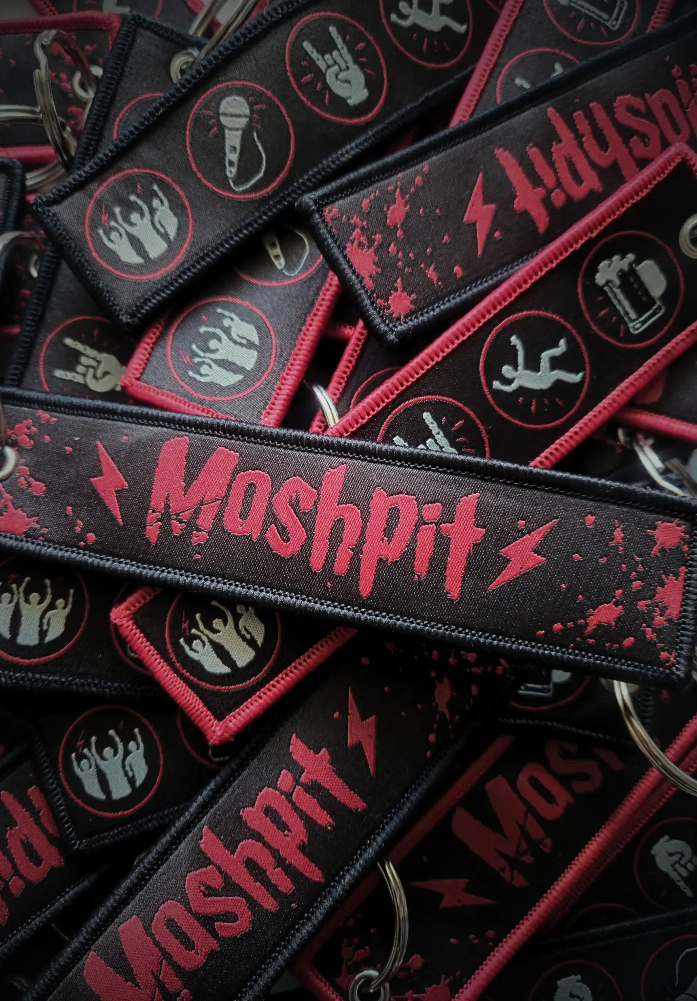 Porte-clés tissé PIT ACCESS rouge et noir Moshpit avec design recto verso