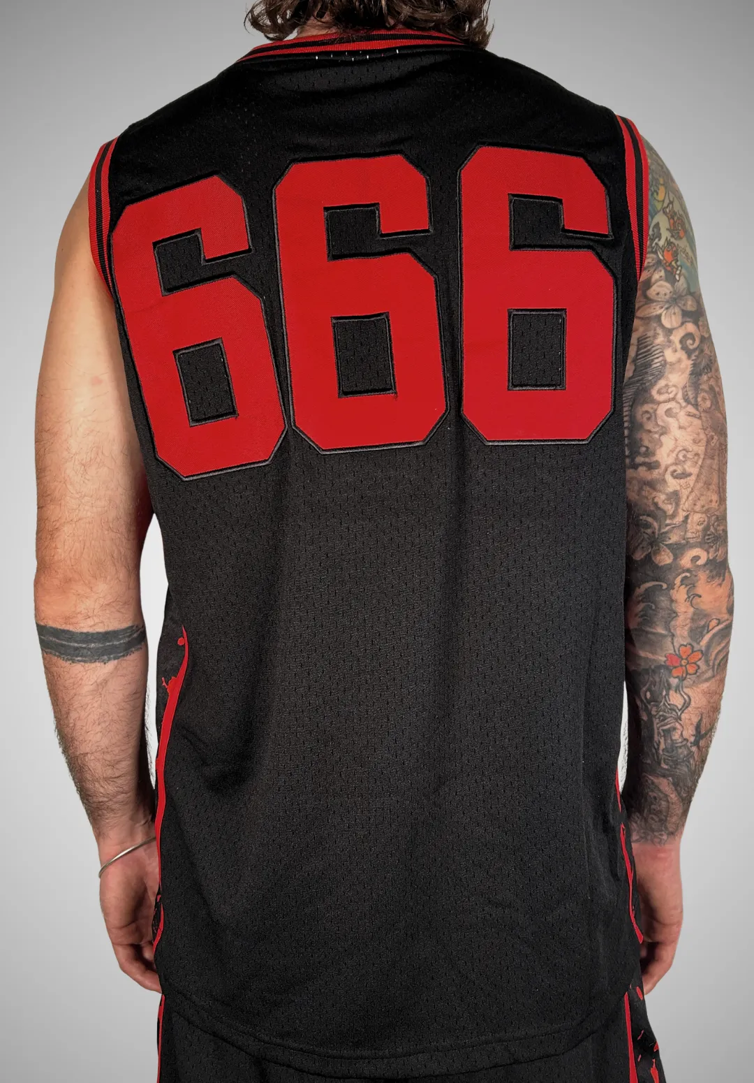 Short Moshpit 666 noir et rouge en mesh lourd avec poches latérales