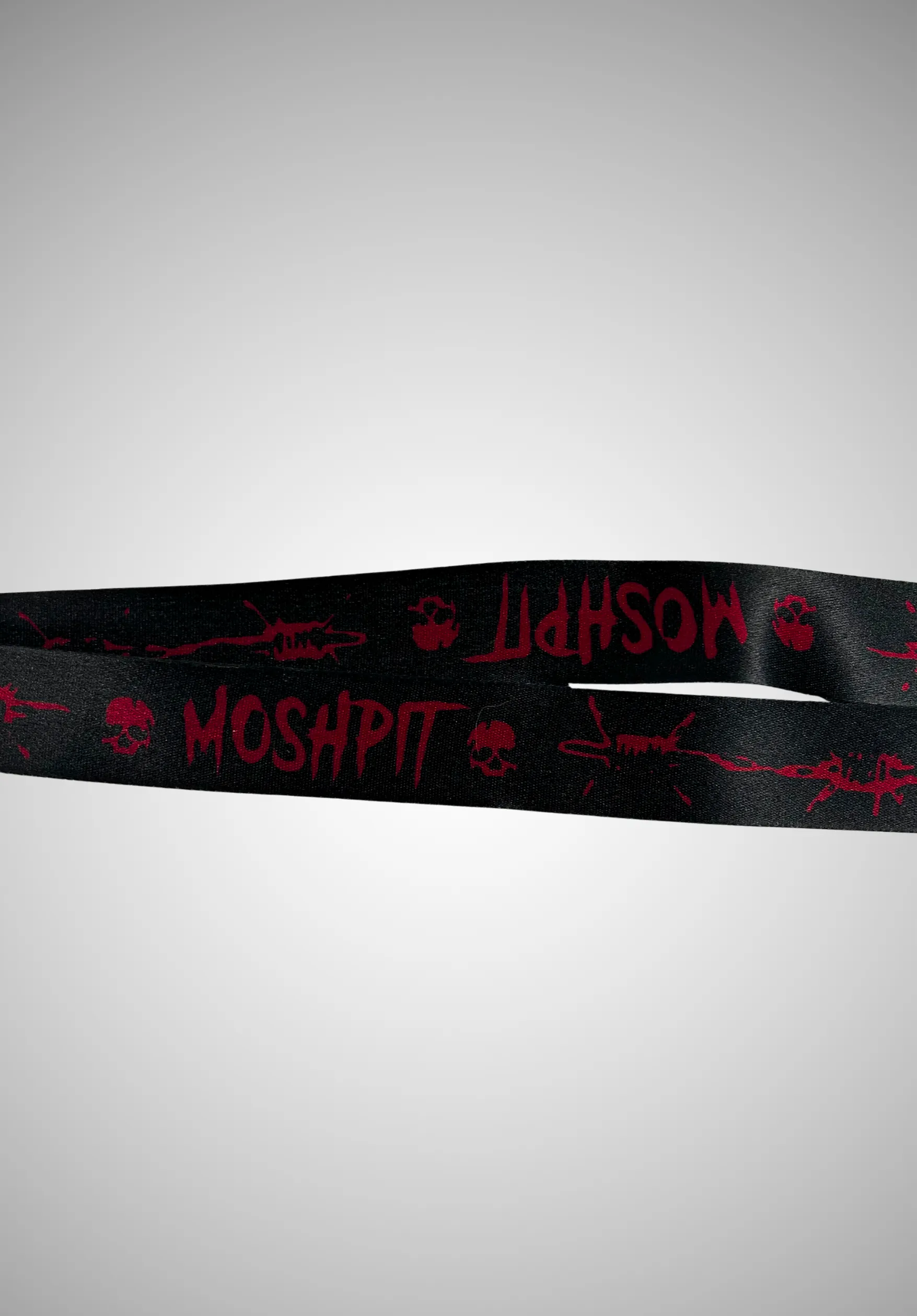 Tour de cou Moshpit noir et rouge avec motifs crânes et crochet métallique